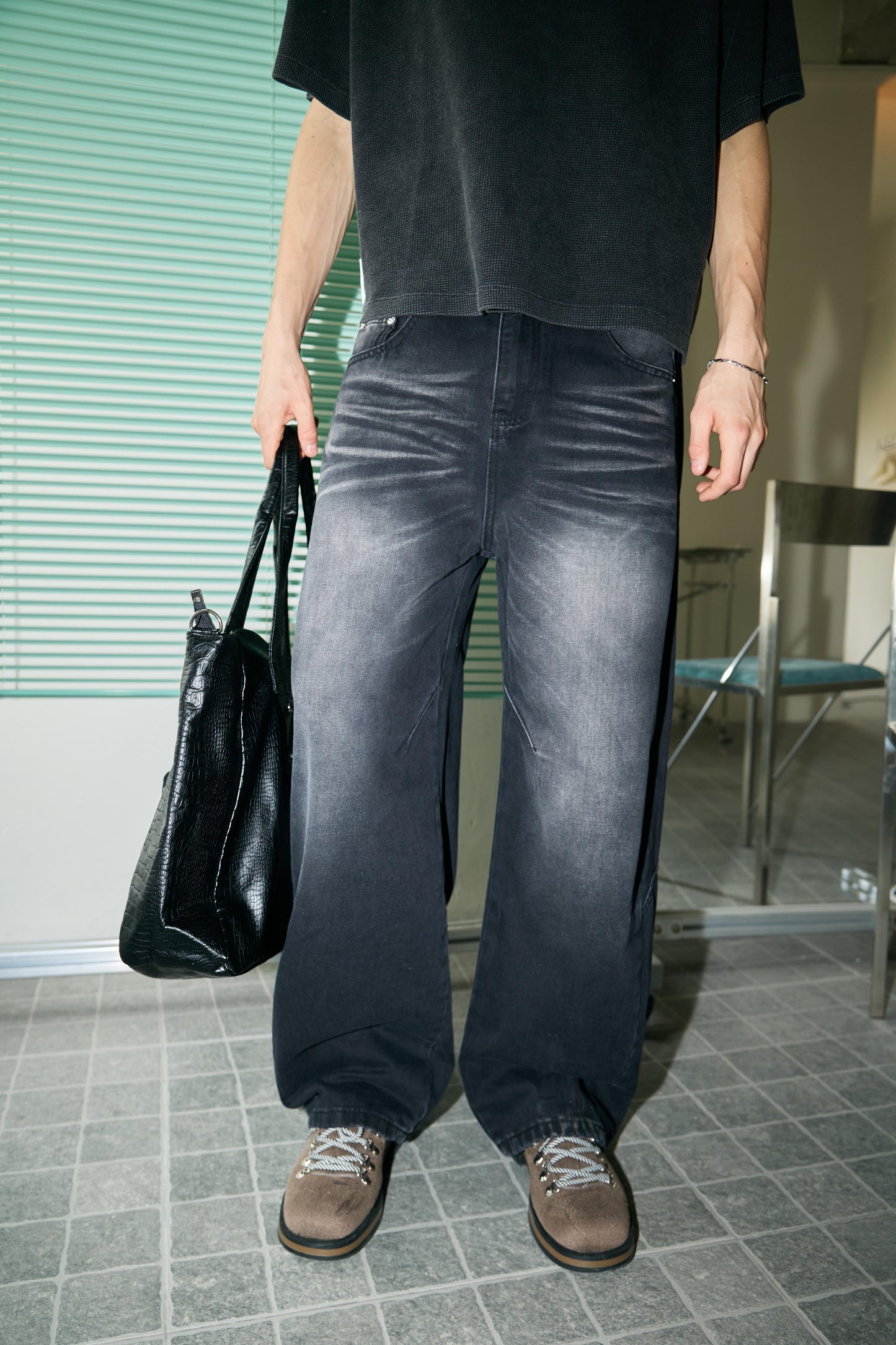 
                  
                    Curved Seam Faded Baggy Jeans Ash Black【M26-22AB】
                  
                