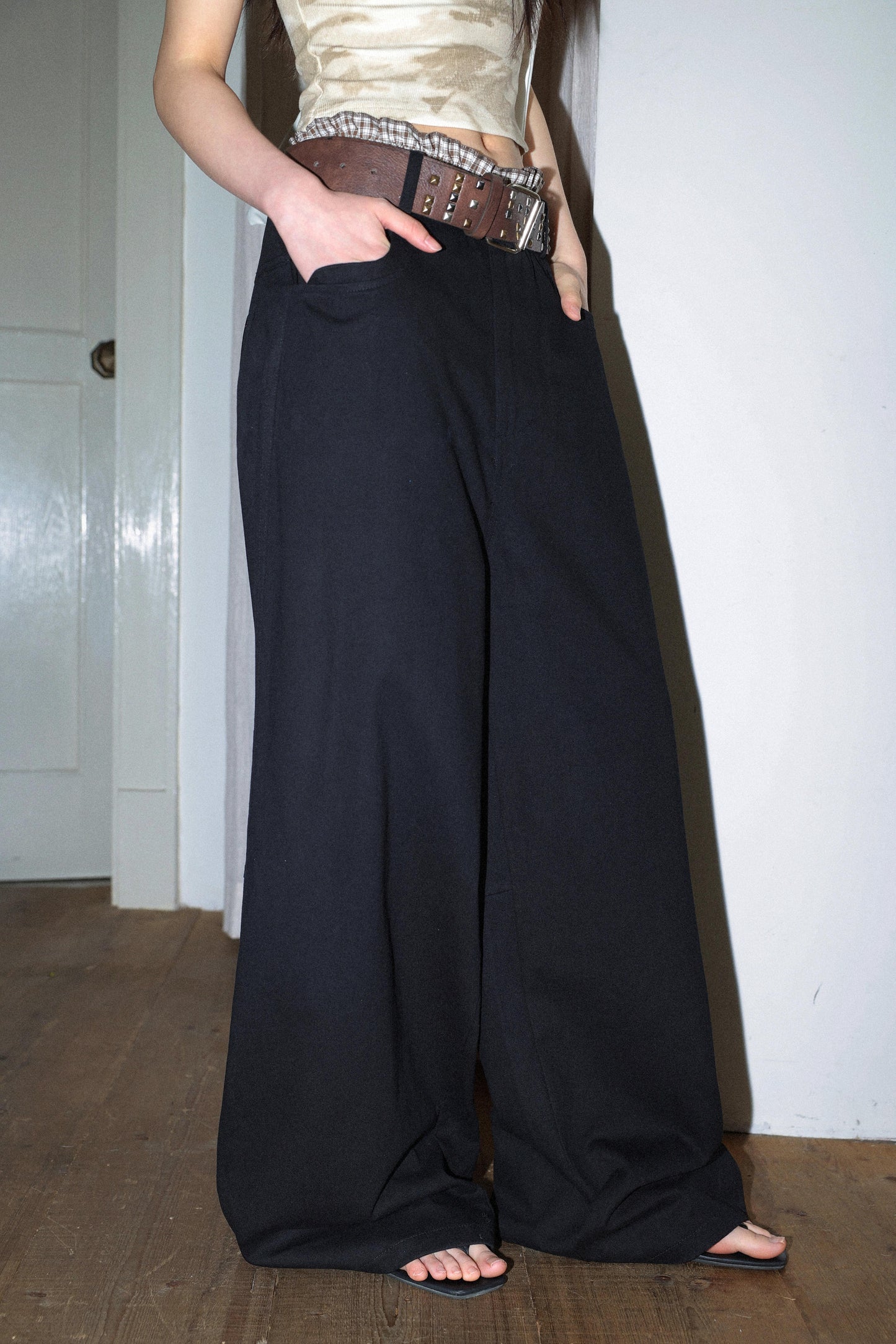 
                  
                    Flowy Straight-Leg Trousers Black【L26-15BK】
                  
                