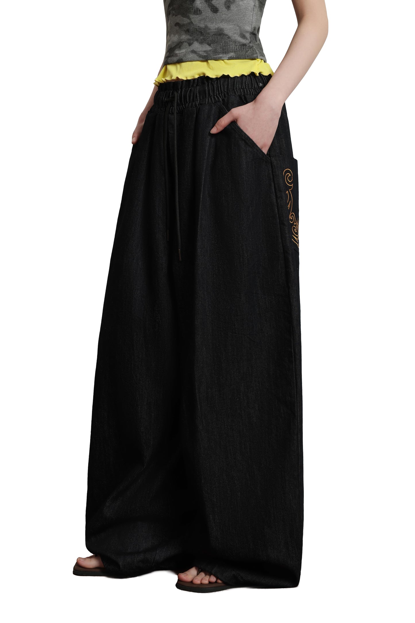 
                  
                    Emberoidered Nonfade Balloon Pants Black【L26-07BK】
                  
                