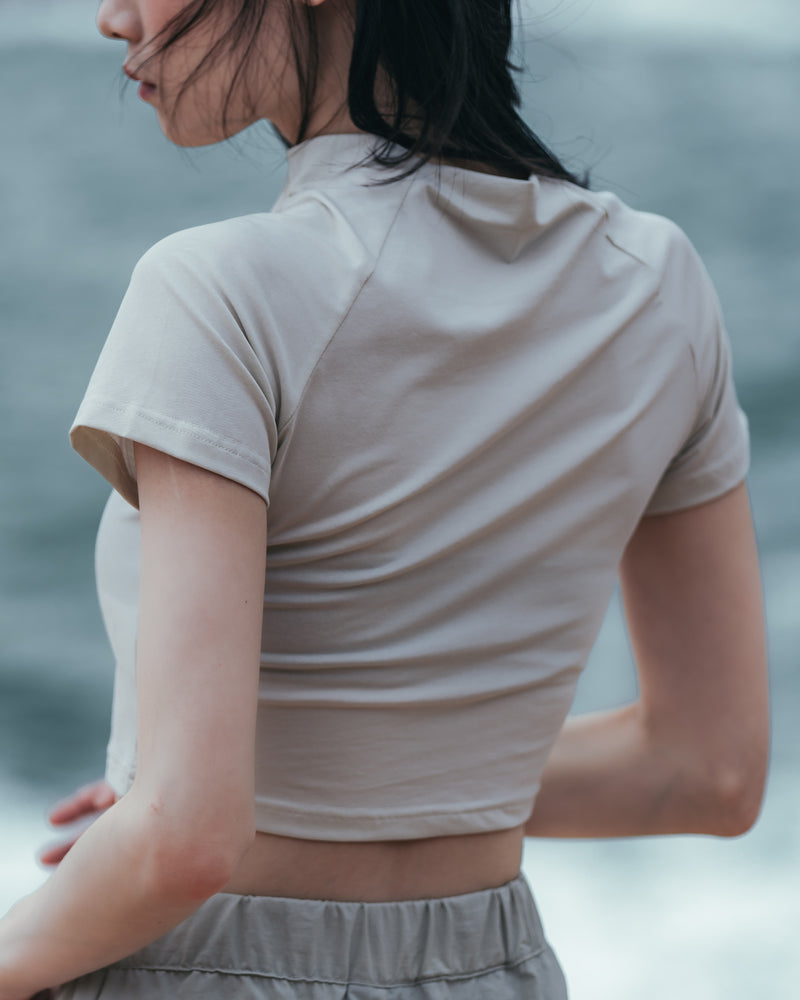 
                  
                    octo gambol x sense Zip Cropped Top Cream【S25-OS-WT1CM】
                  
                