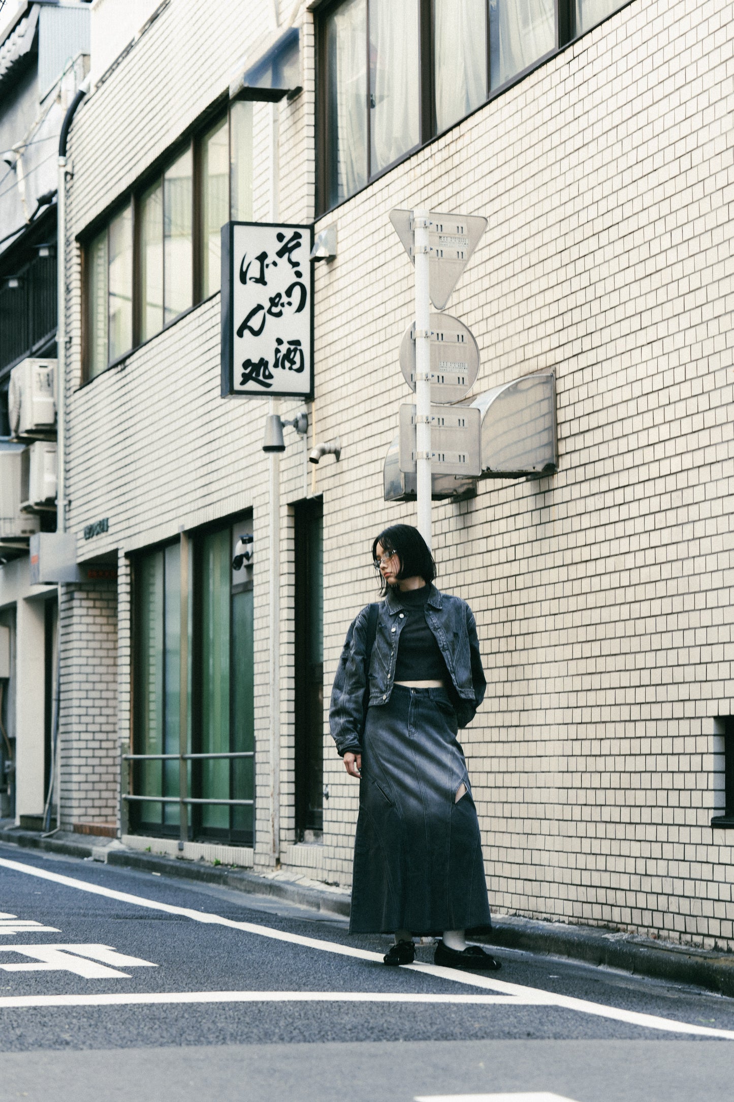 
                  
                    Twist Hole Denim Mermaid Skirt Charcoal【L24-56CH】
                  
                