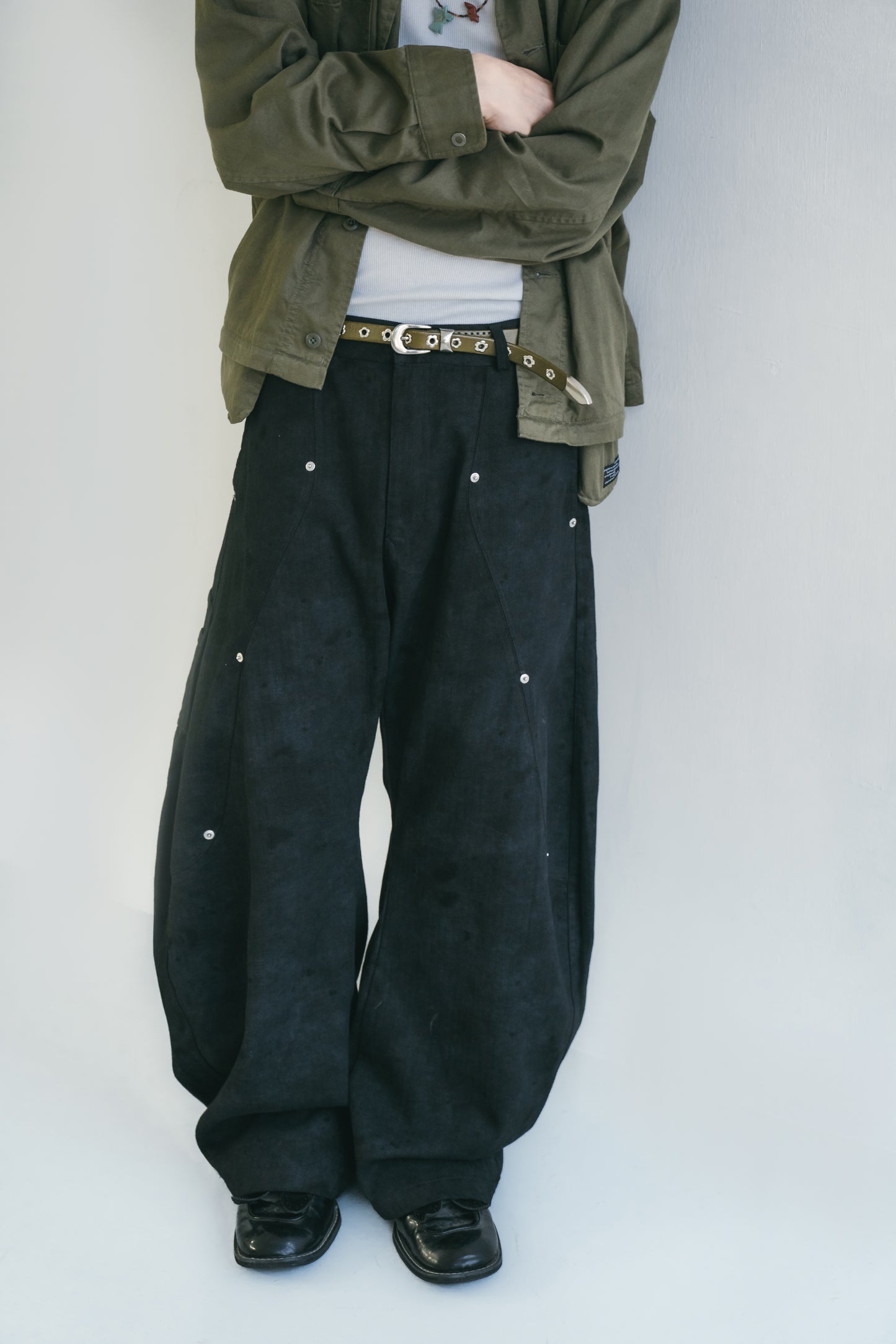 
                  
                    Curved Leg Trousers Dull Black【M25-30DB】
                  
                