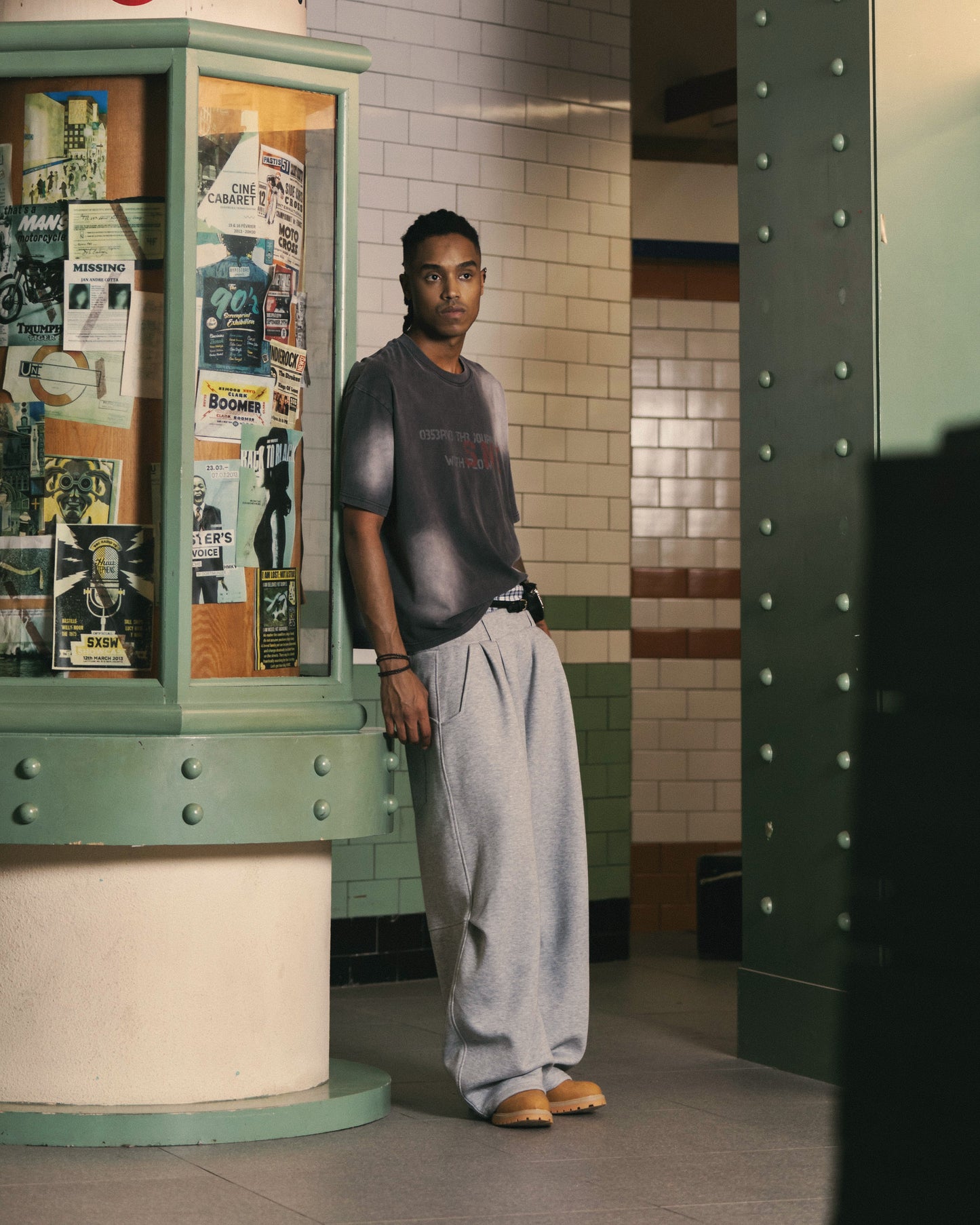 
                  
                    Wide Curved Sweat Pants Grey【M26-13GY】
                  
                