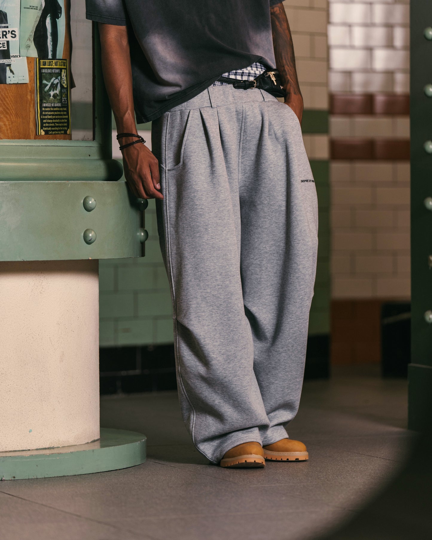 
                  
                    Wide Curved Sweat Pants Grey【M26-13GY】
                  
                