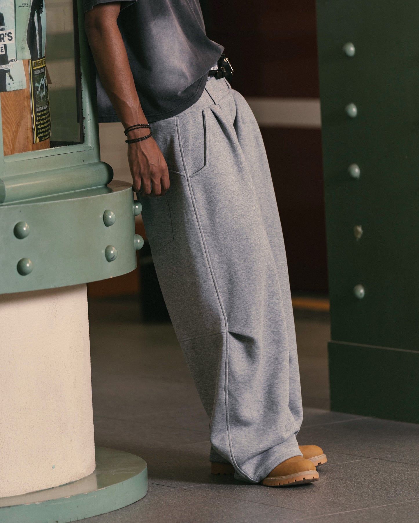 
                  
                    Wide Curved Sweat Pants Grey【M26-13GY】
                  
                