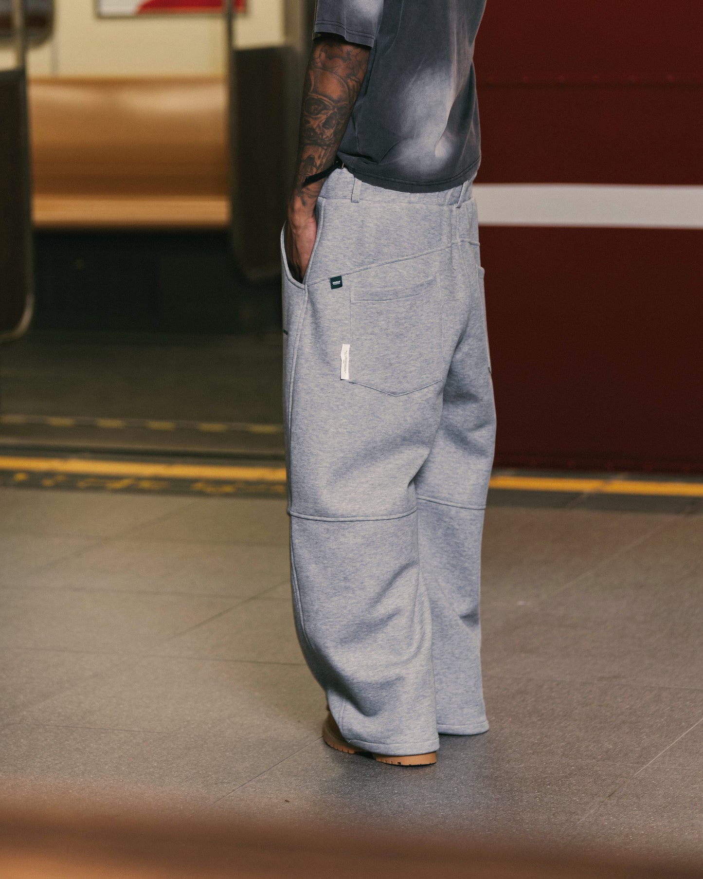 
                  
                    Wide Curved Sweat Pants Grey【M26-13GY】
                  
                