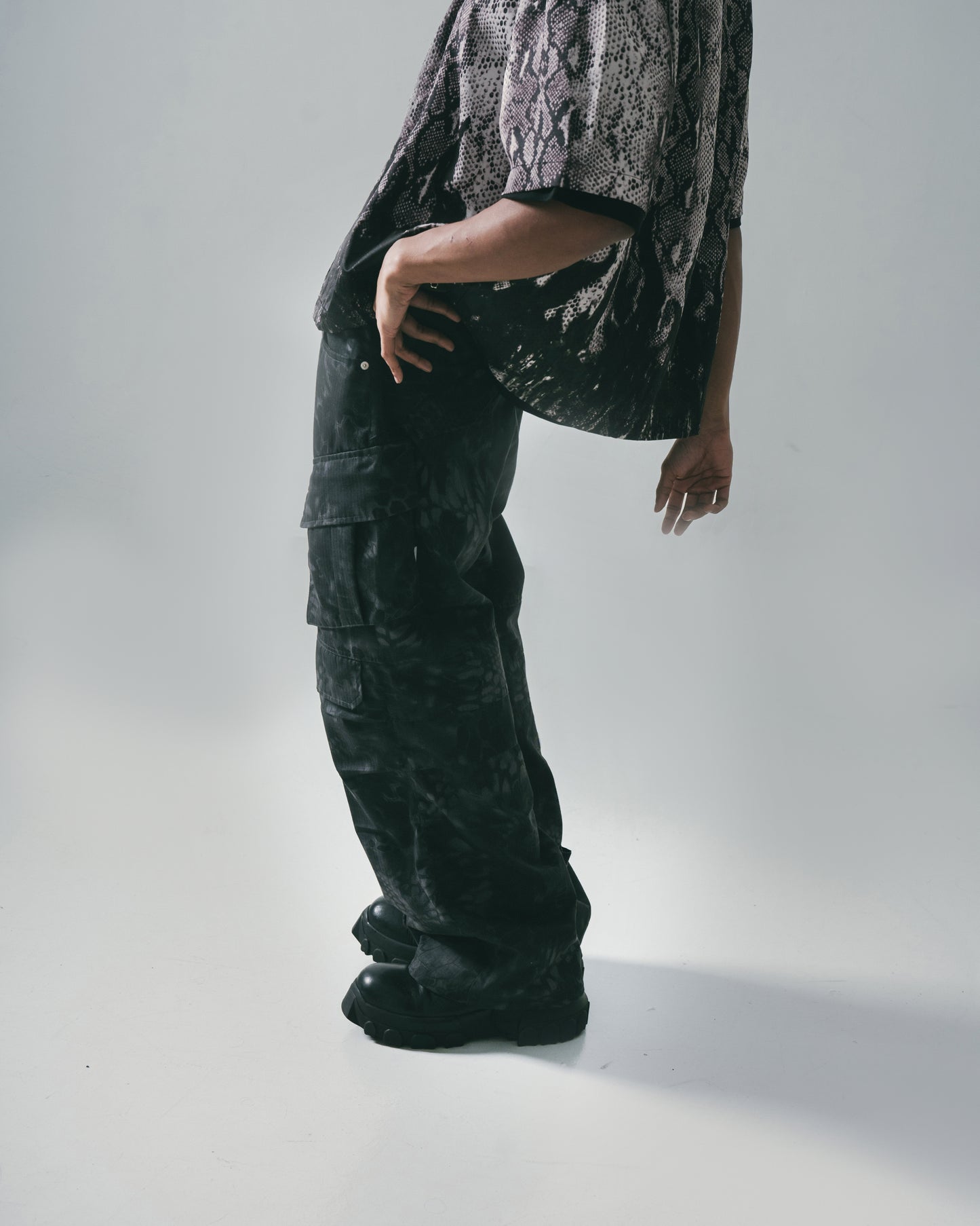 
                  
                    Sanke Print Cargo Pants Black【M25-17BK】
                  
                