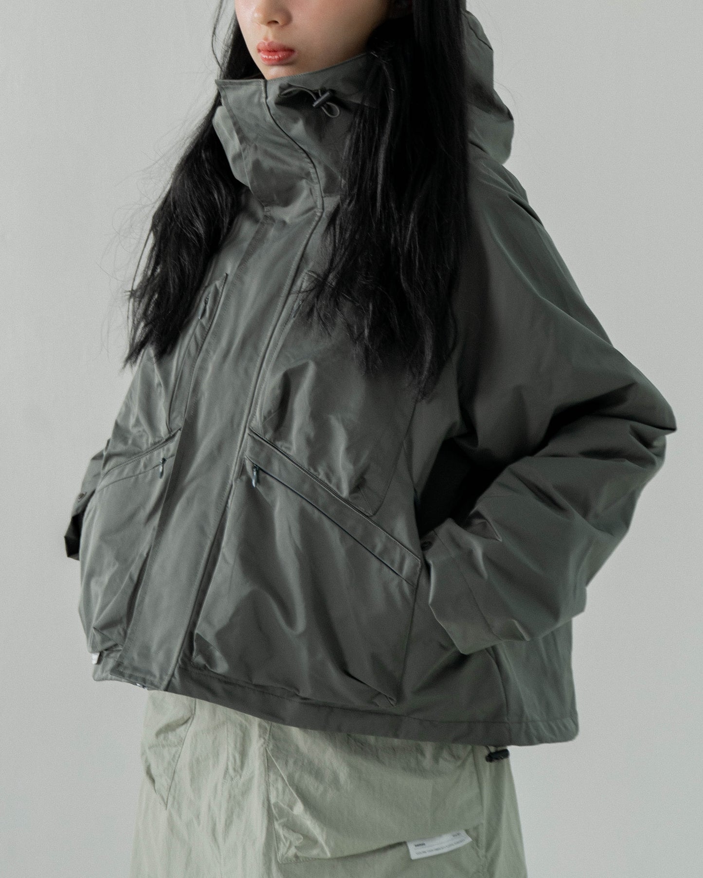 
                  
                    Tech Cropped Windbreaker Grey【L23-33GY】
                  
                