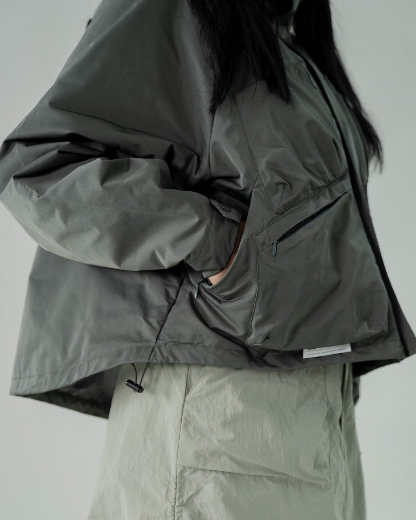 
                  
                    Tech Cropped Windbreaker Grey【L23-33GY】
                  
                