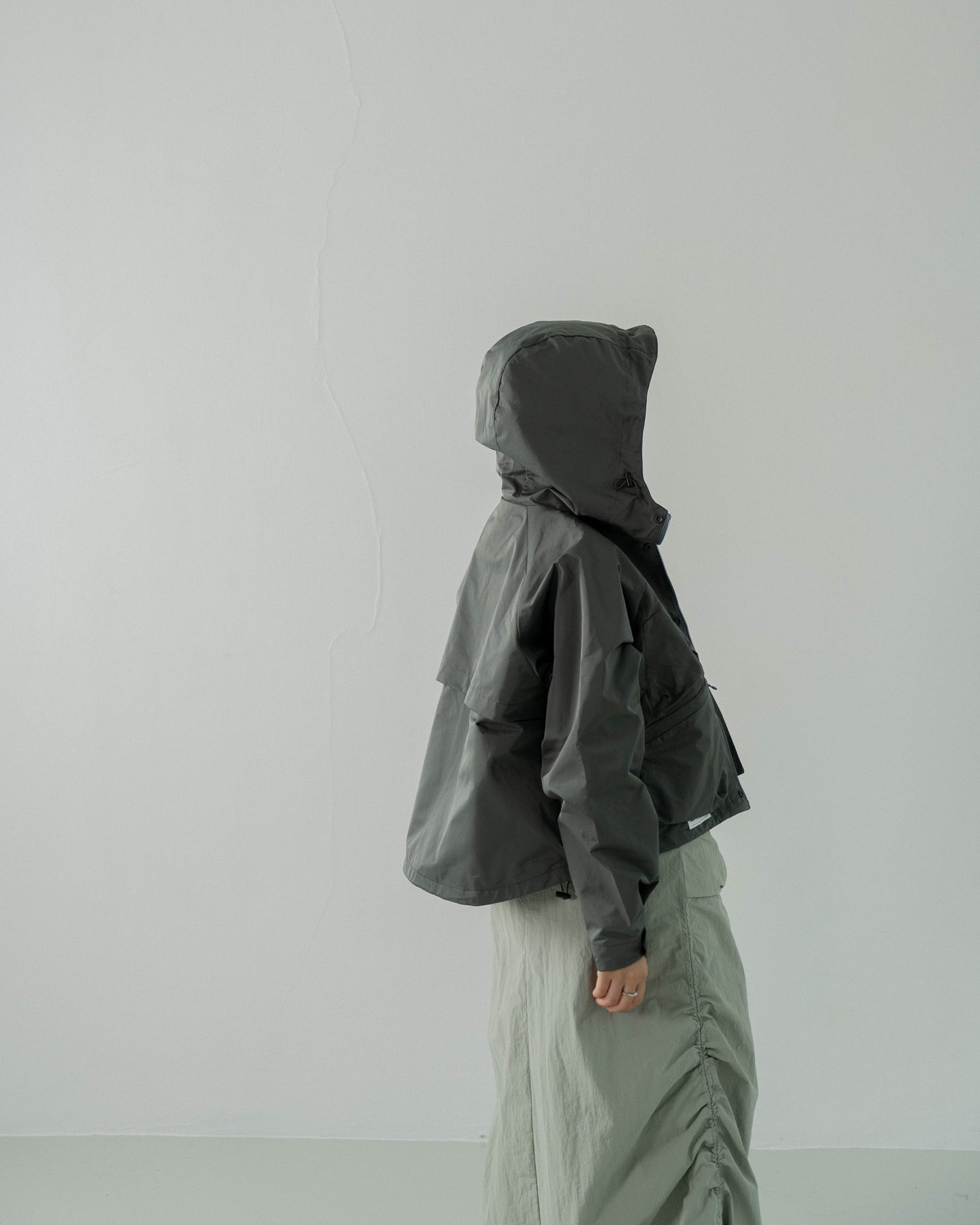 
                  
                    Tech Cropped Windbreaker Grey【L23-33GY】
                  
                