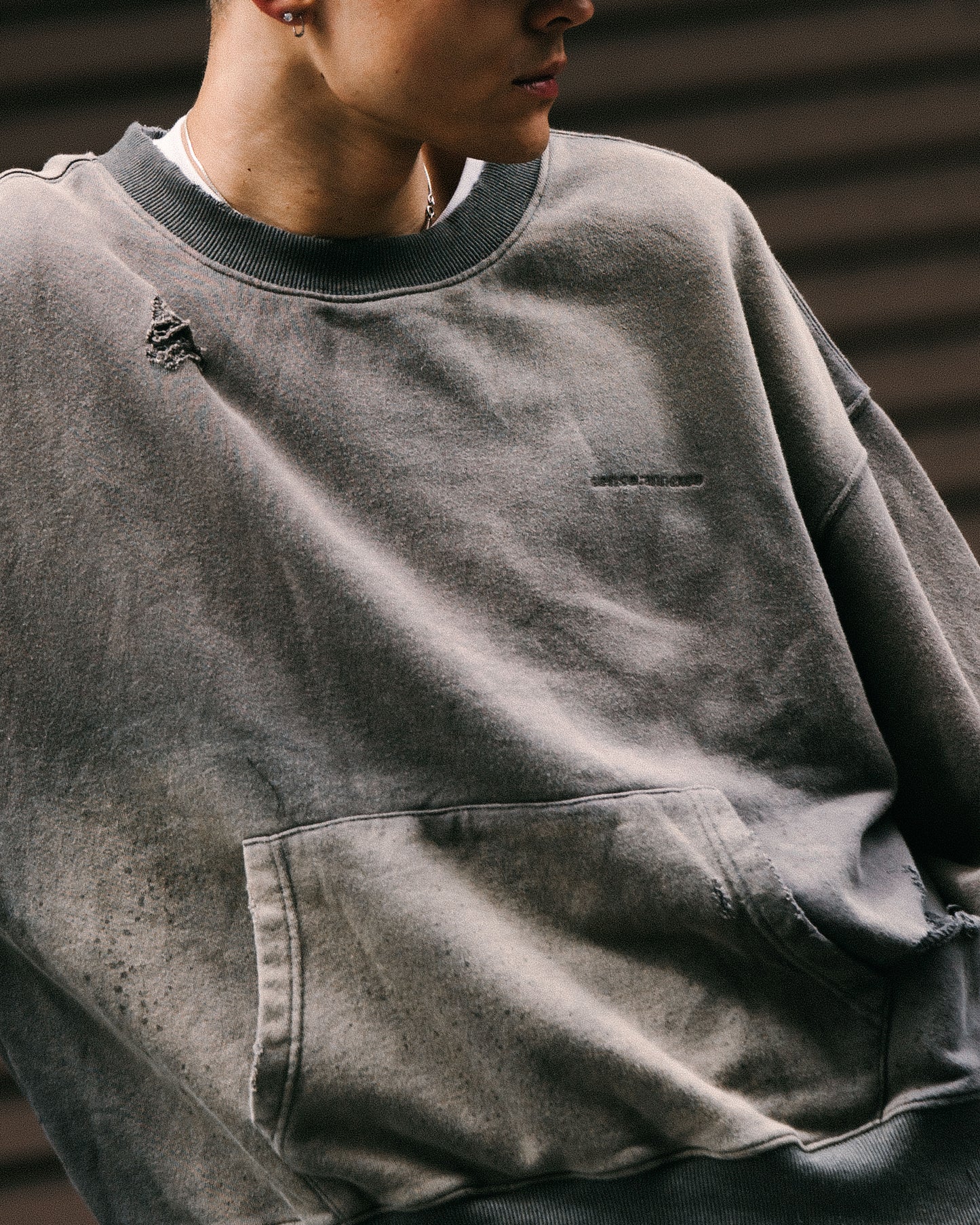
                  
                    Distressed Crew Neck Charcoal【M24-50CH】
                  
                