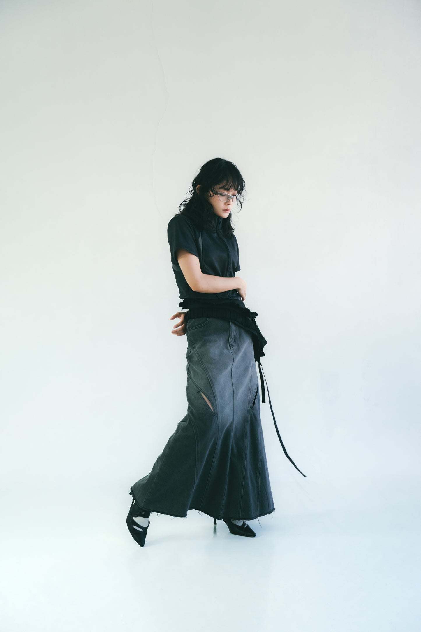
                  
                    Twist Hole Denim Mermaid Skirt Charcoal【L24-56CH】
                  
                