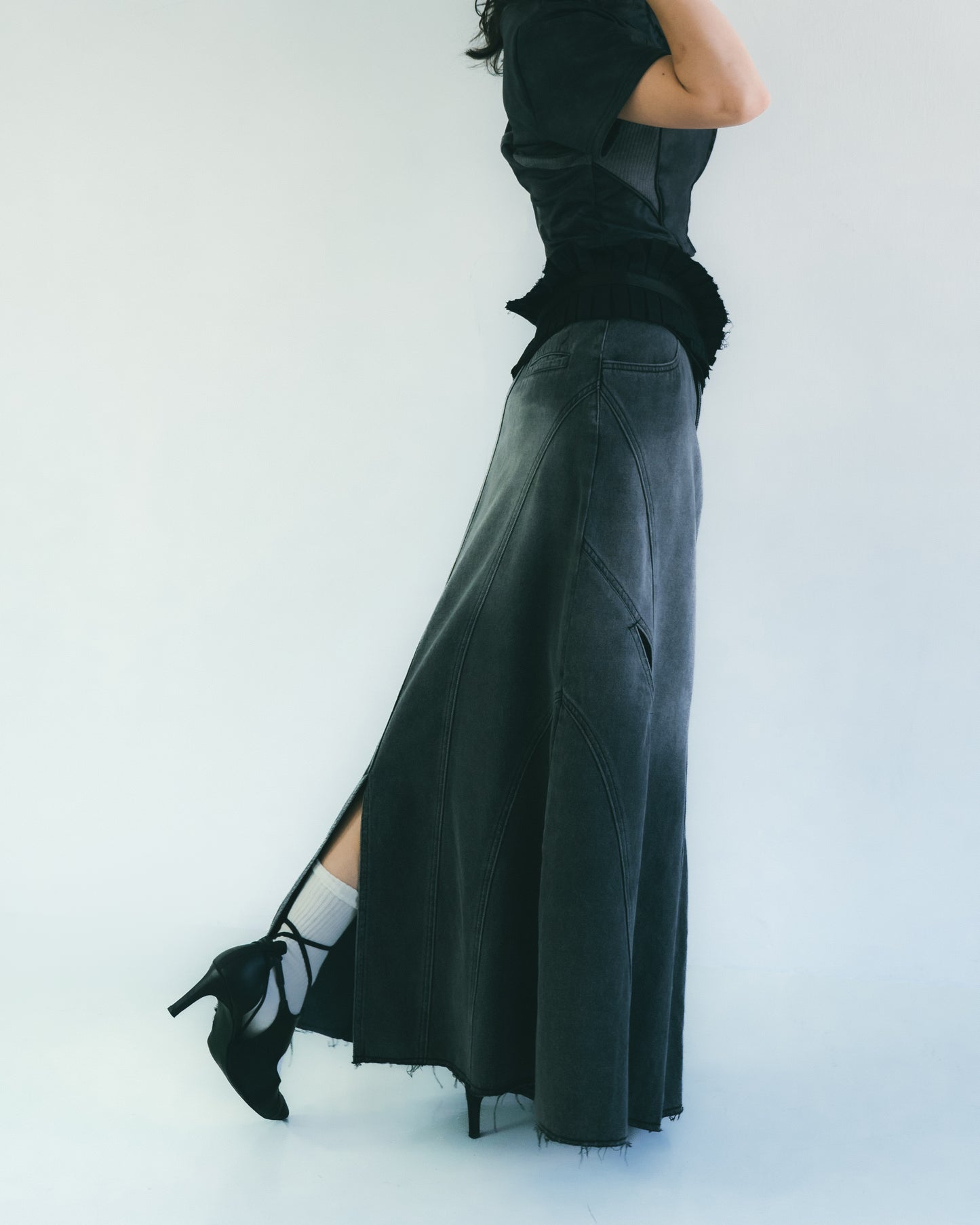 
                  
                    Twist Hole Denim Mermaid Skirt Charcoal【L24-56CH】
                  
                