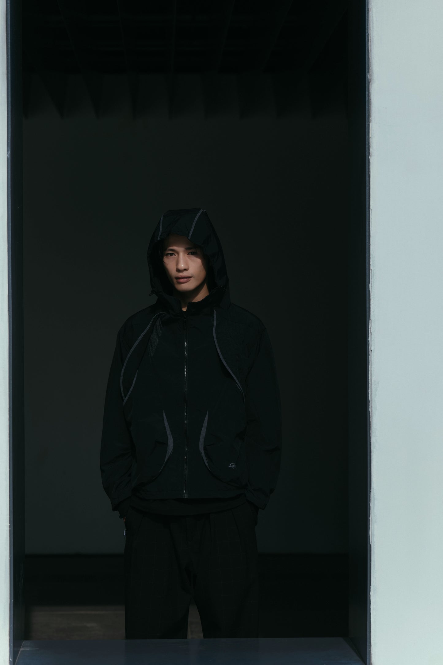 
                  
                    Paneled Lightweight Hooded Jacket Black【L25-39BK】
                  
                