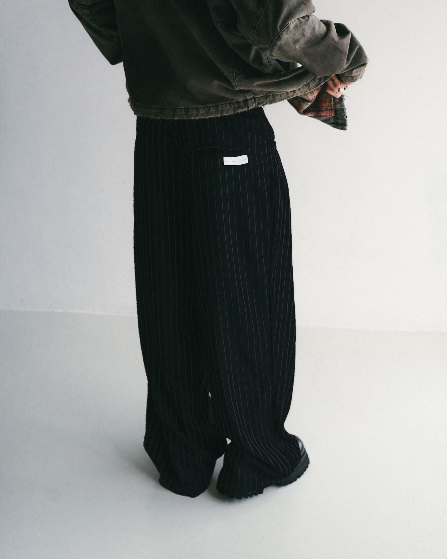
                  
                    Pleated Dark Stripe Wide Trousers Black 【M25-11BK】
                  
                