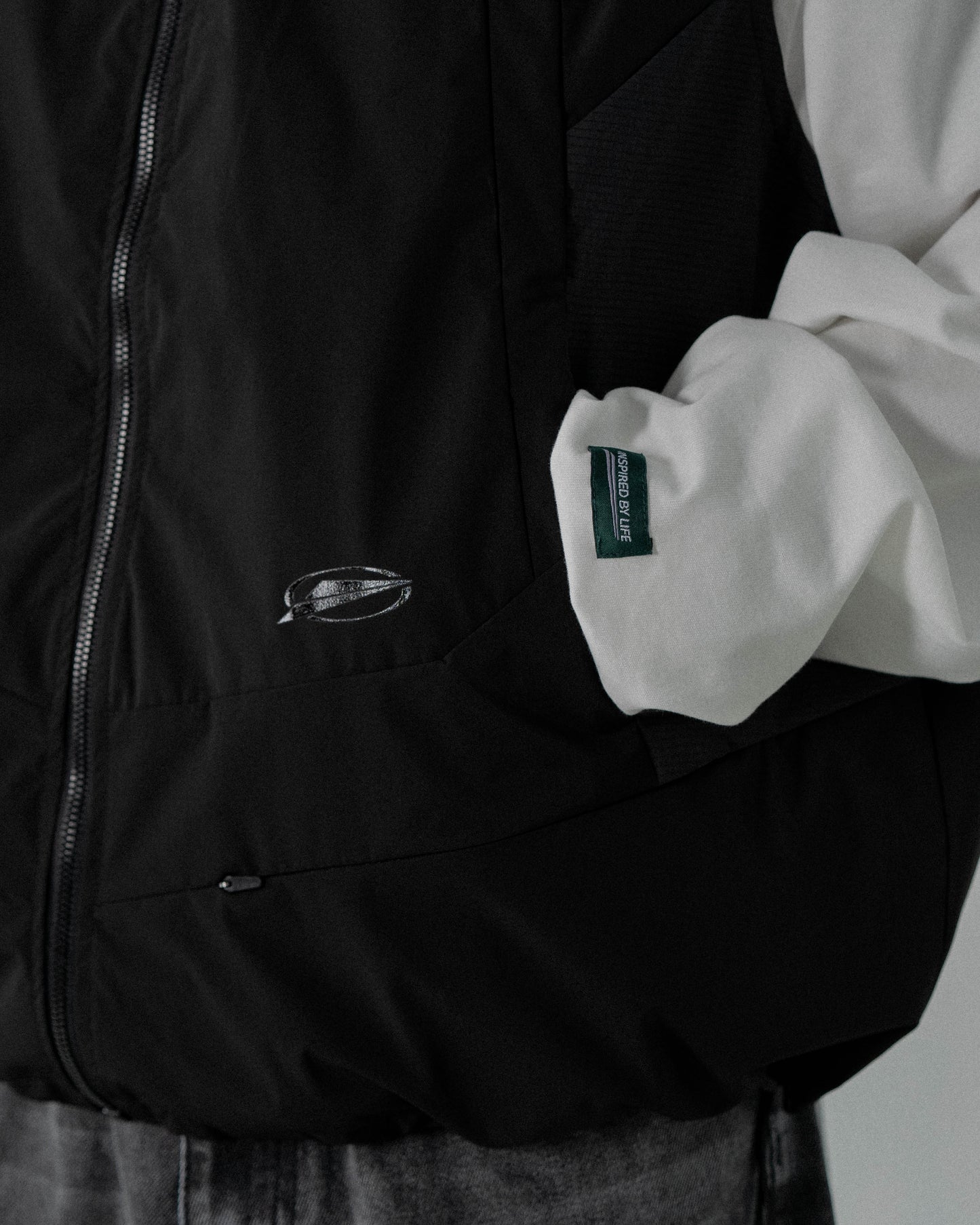 
                  
                    Tech Track Vest Black【M23-43BK】
                  
                