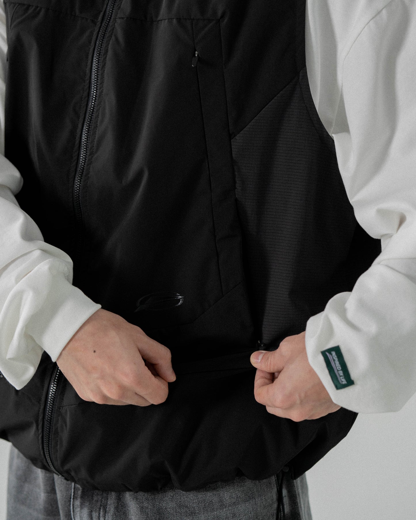 
                  
                    Tech Track Vest Black【M23-43BK】
                  
                
