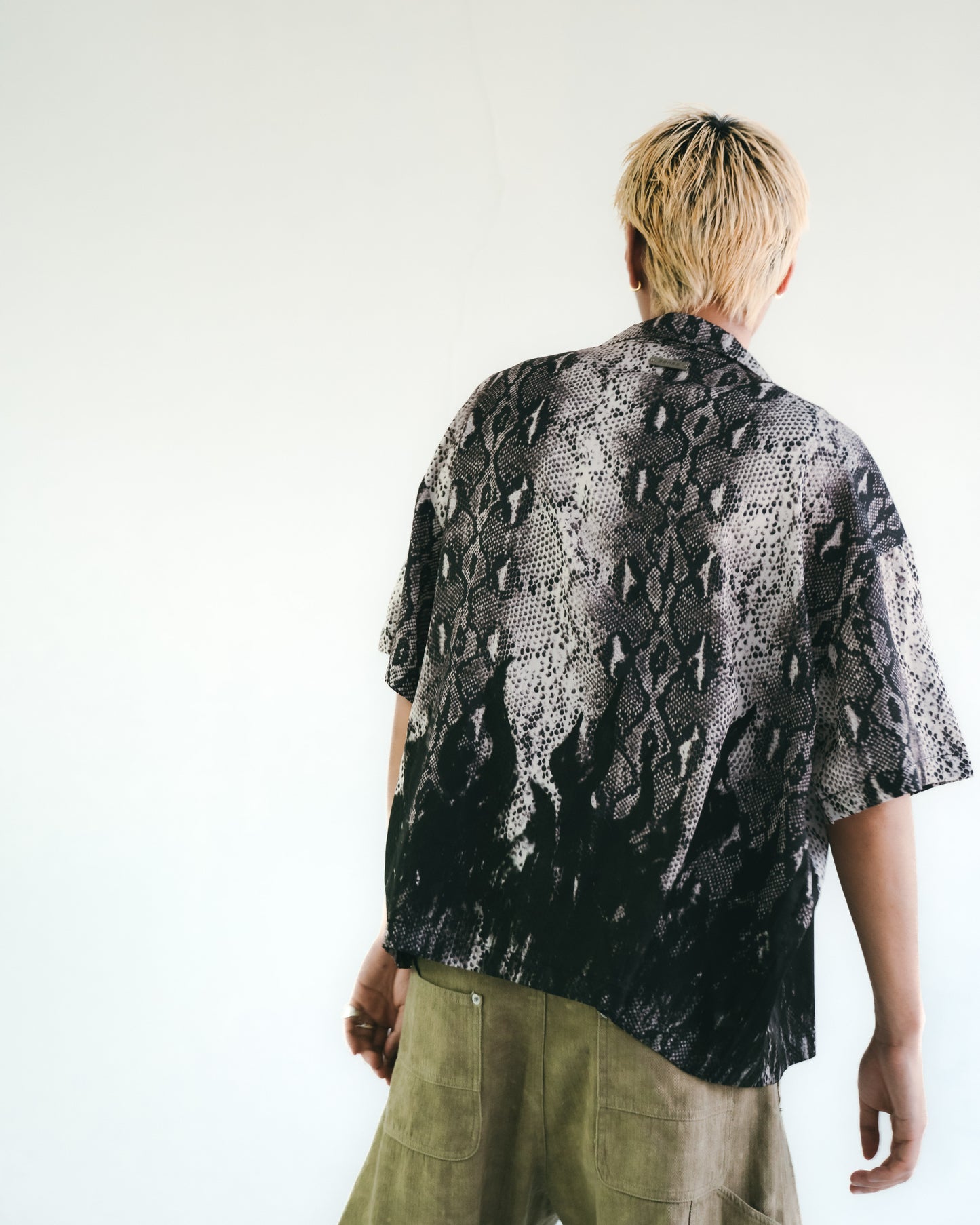
                  
                    Snake Print With Flame Shirt Cream【M25-19CM】
                  
                