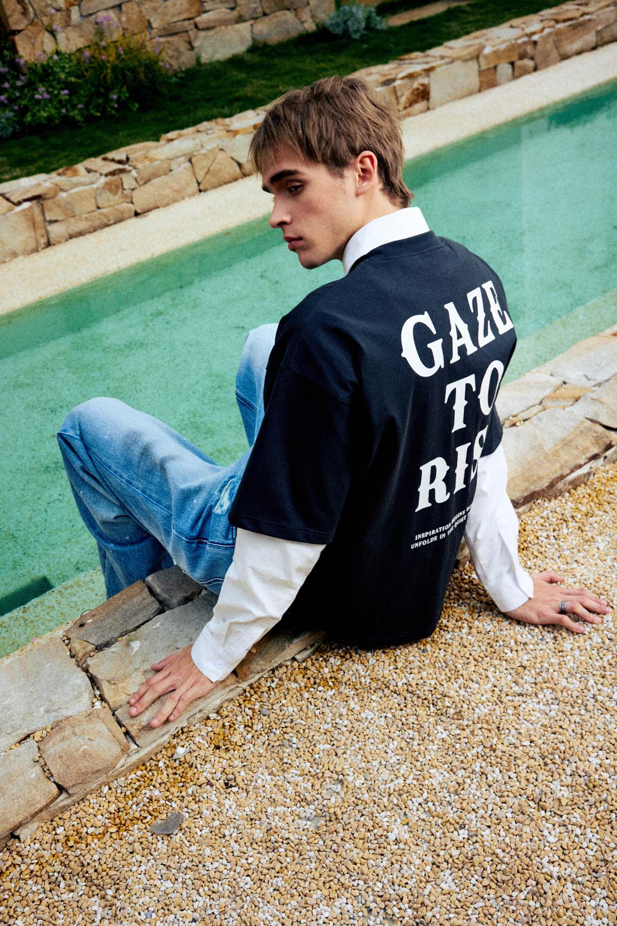 
                  
                    Gaze Graphic SS Charcoal【M26-T02CH】
                  
                