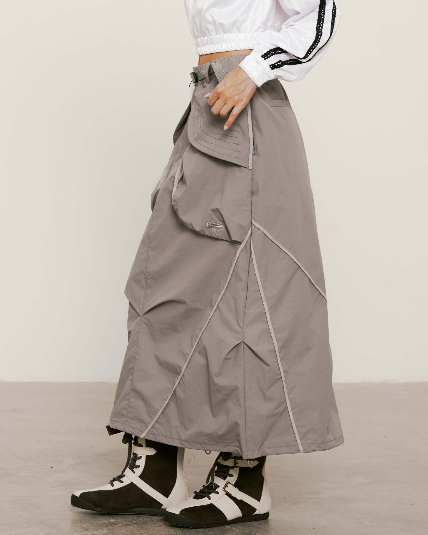 
                  
                    Paneled Lightweight Layer Skirt Grey【L25-38GY】
                  
                