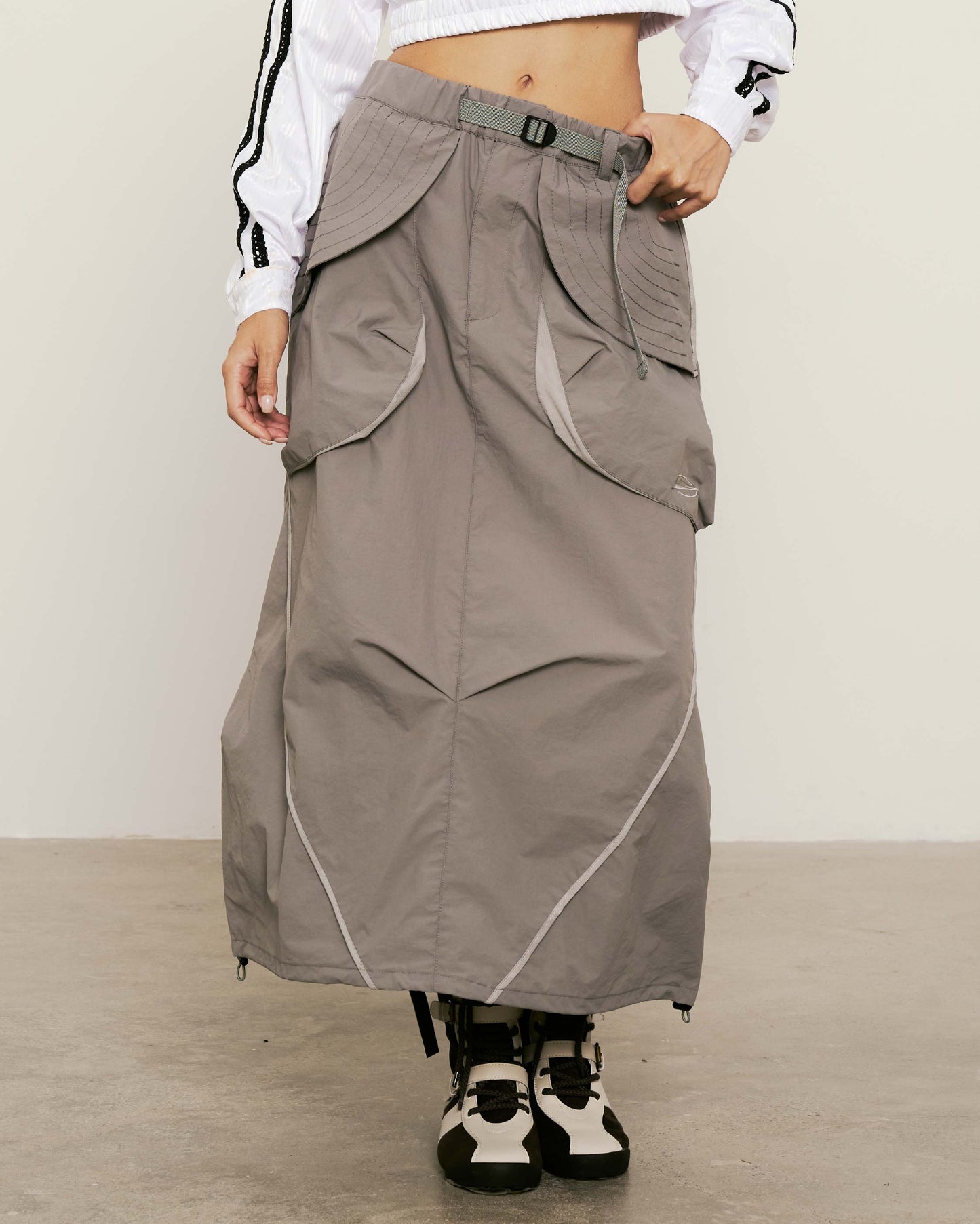 
                  
                    Paneled Lightweight Layer Skirt Grey【L25-38GY】
                  
                