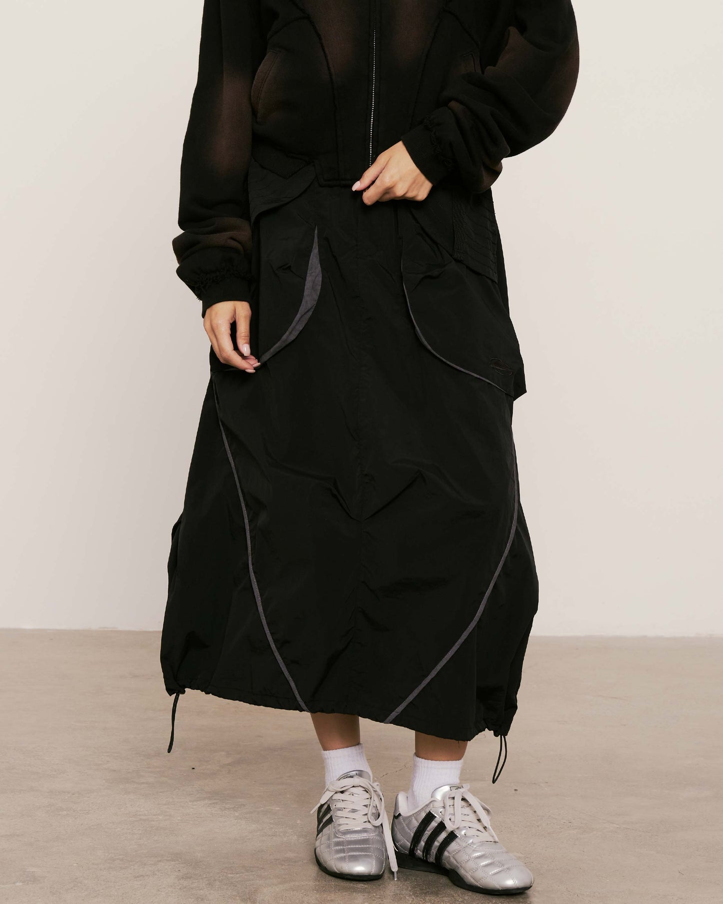 
                  
                    Paneled Lightweight Layer Skirt Black【L25-38BK】
                  
                