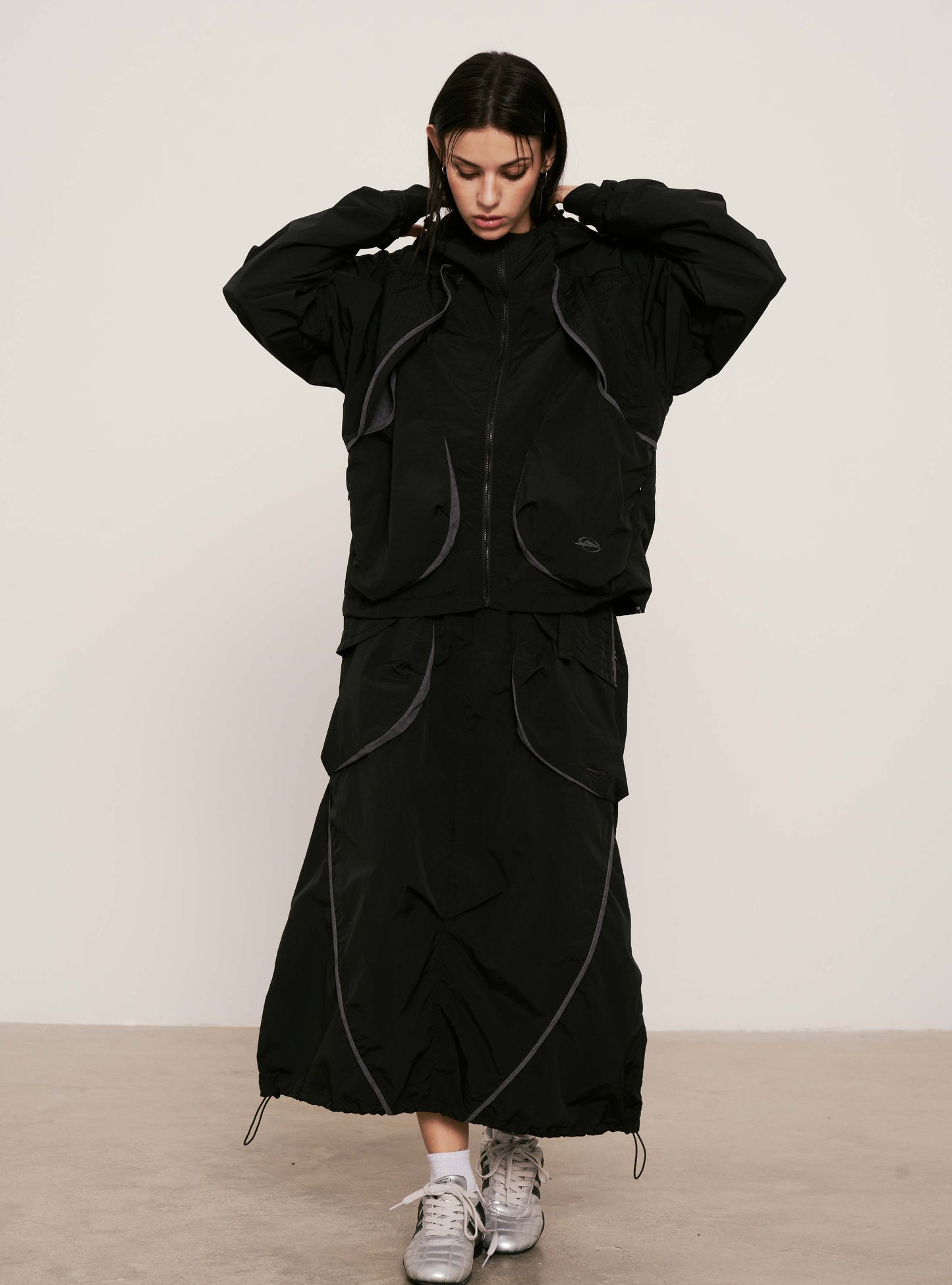 
                  
                    Paneled Lightweight Hooded Jacket Black【L25-39BK】
                  
                