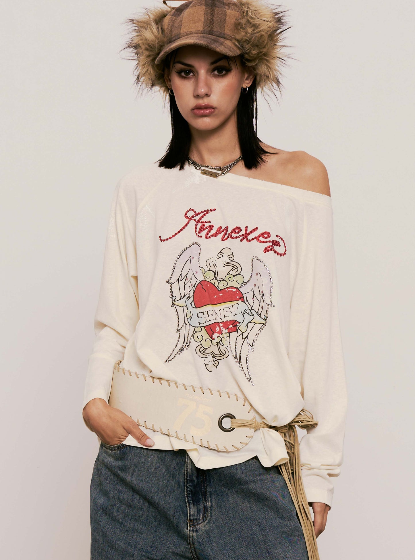 
                  
                    Wings Off-Shoulder Tee Cream【L25-T12CM】
                  
                