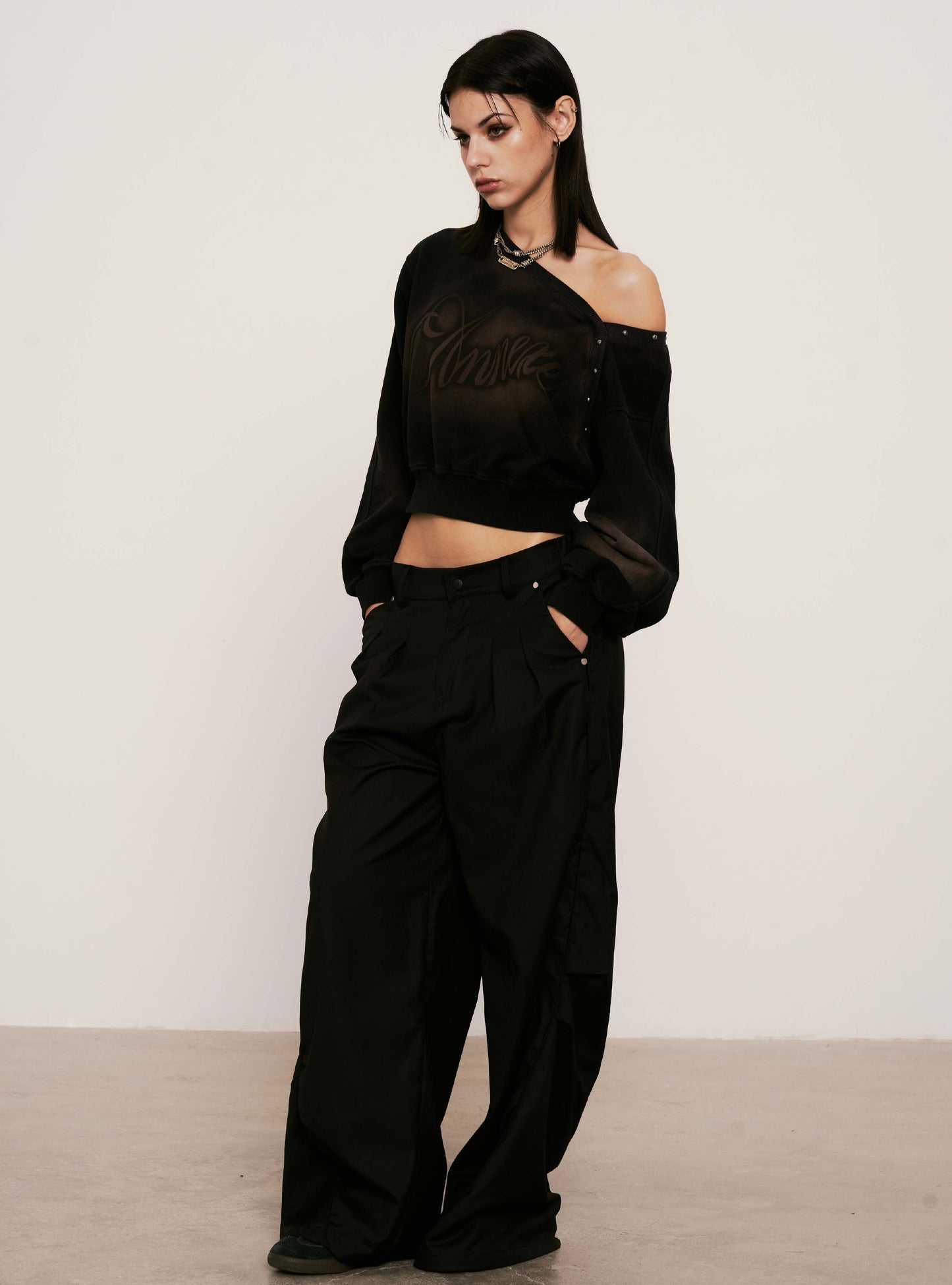 
                  
                    Off-Shoulder Washed Sweatshirt Black【L25-43BK】
                  
                