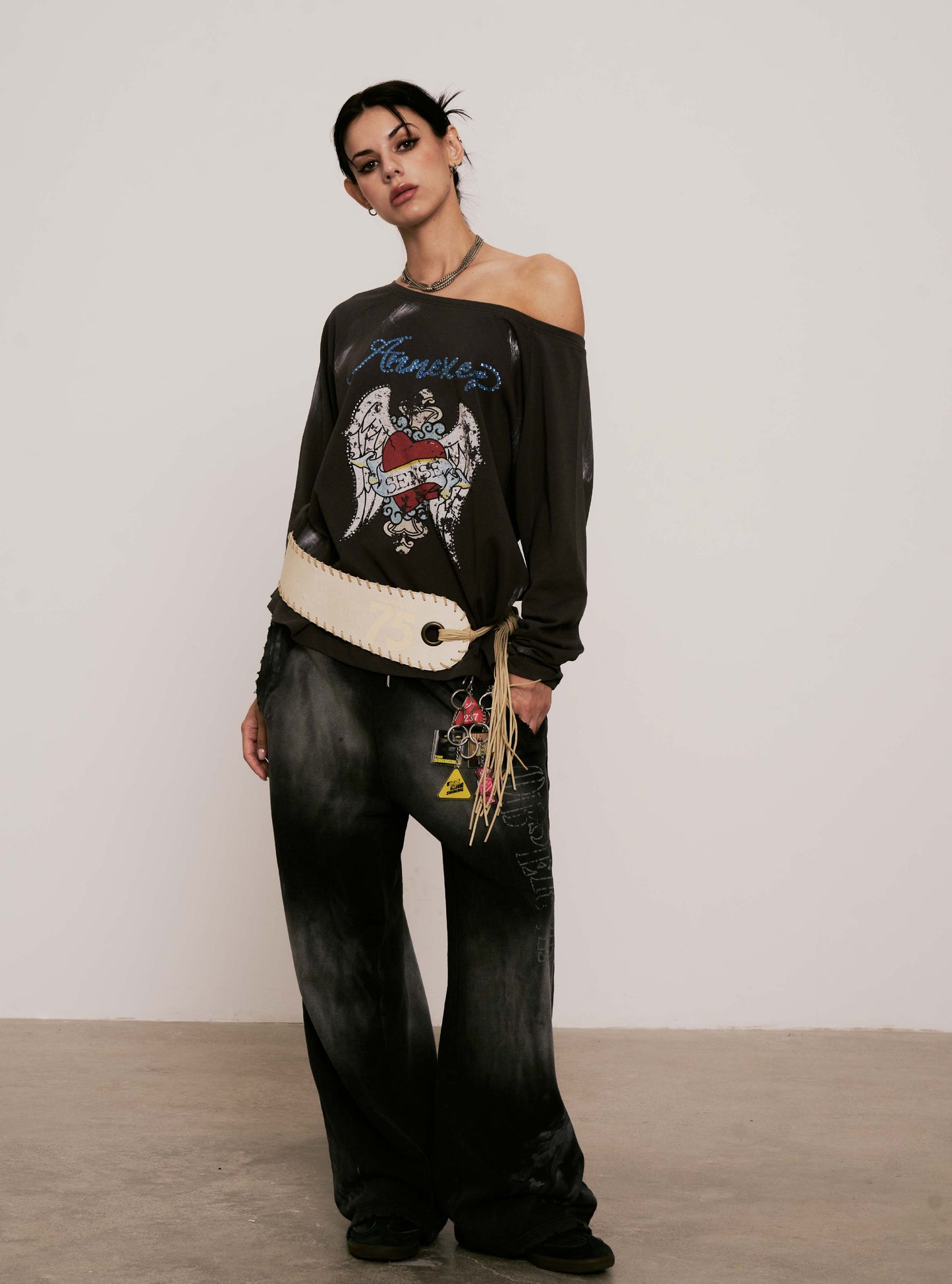 
                  
                    Wings Off-Shoulder Tee Grey【L25-T12GY】
                  
                