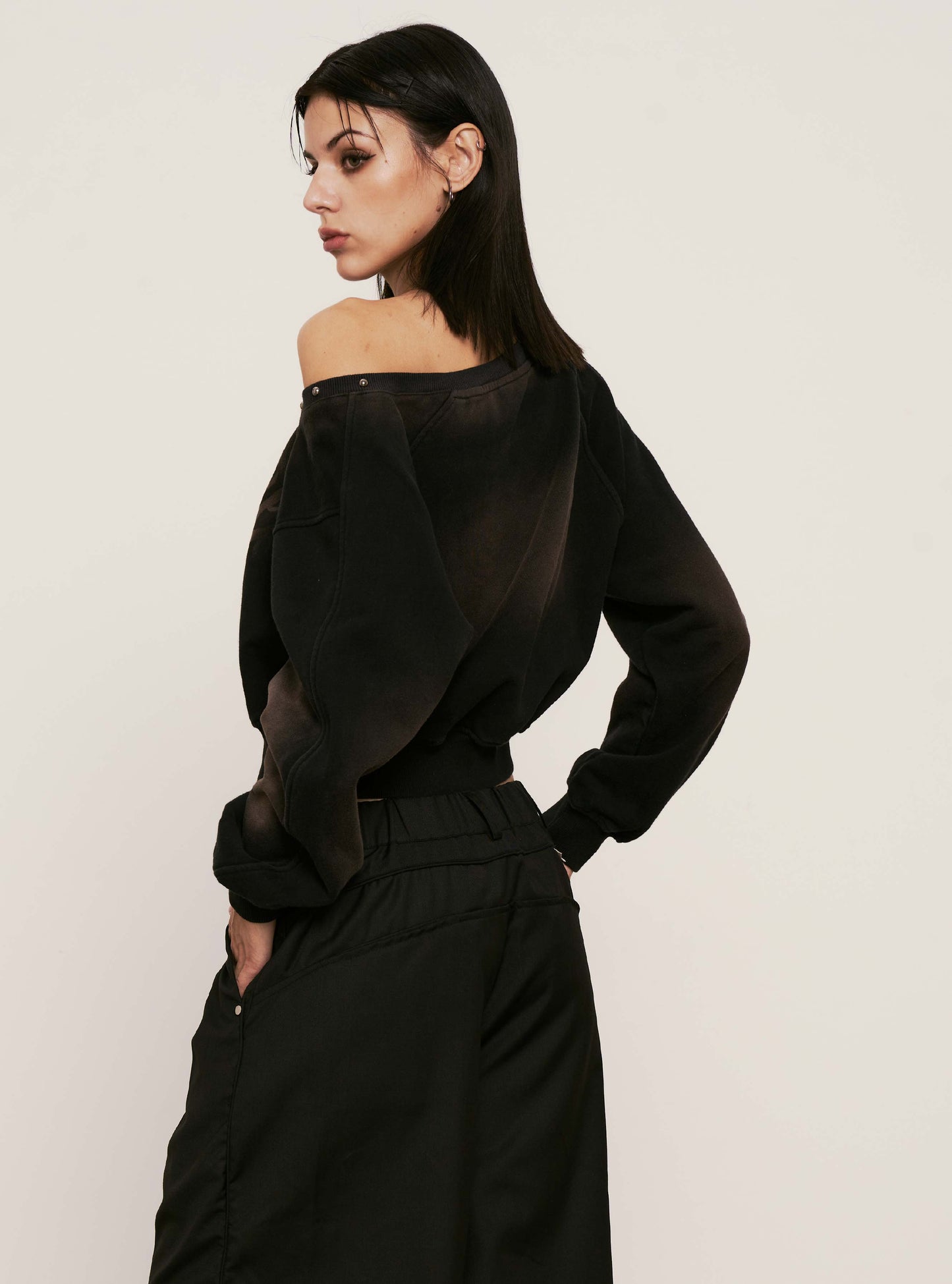 
                  
                    Off-Shoulder Washed Sweatshirt Black【L25-43BK】
                  
                