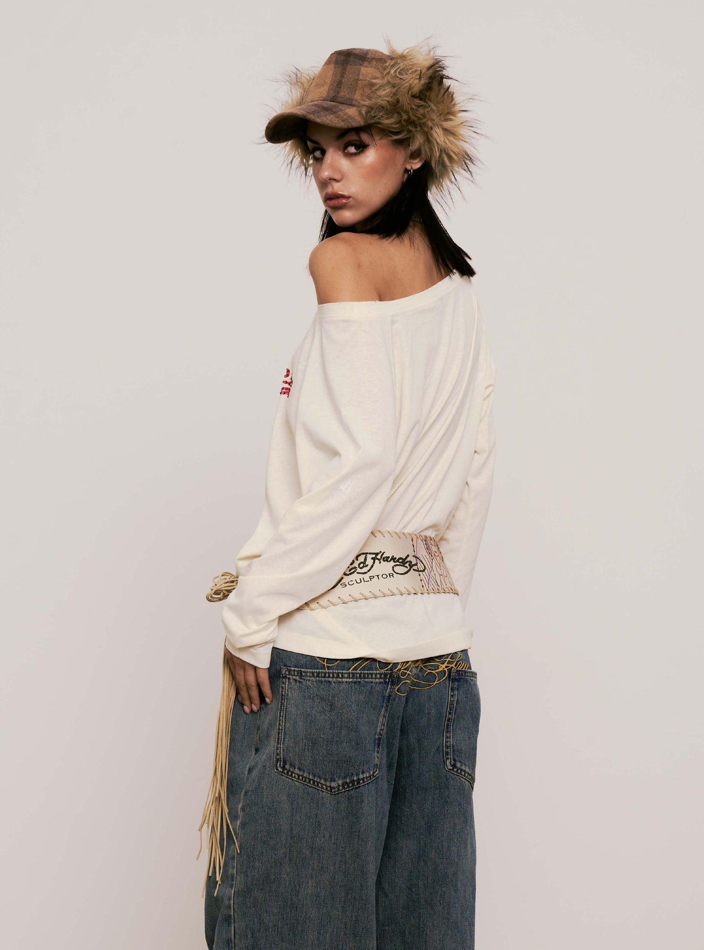 
                  
                    Wings Off-Shoulder Tee Cream【L25-T12CM】
                  
                