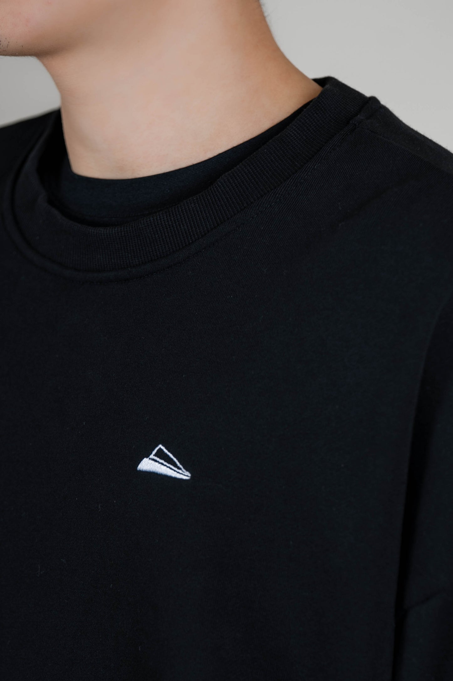 
                  
                    Embroidery Crew Neck Black【M22-52BK】
                  
                