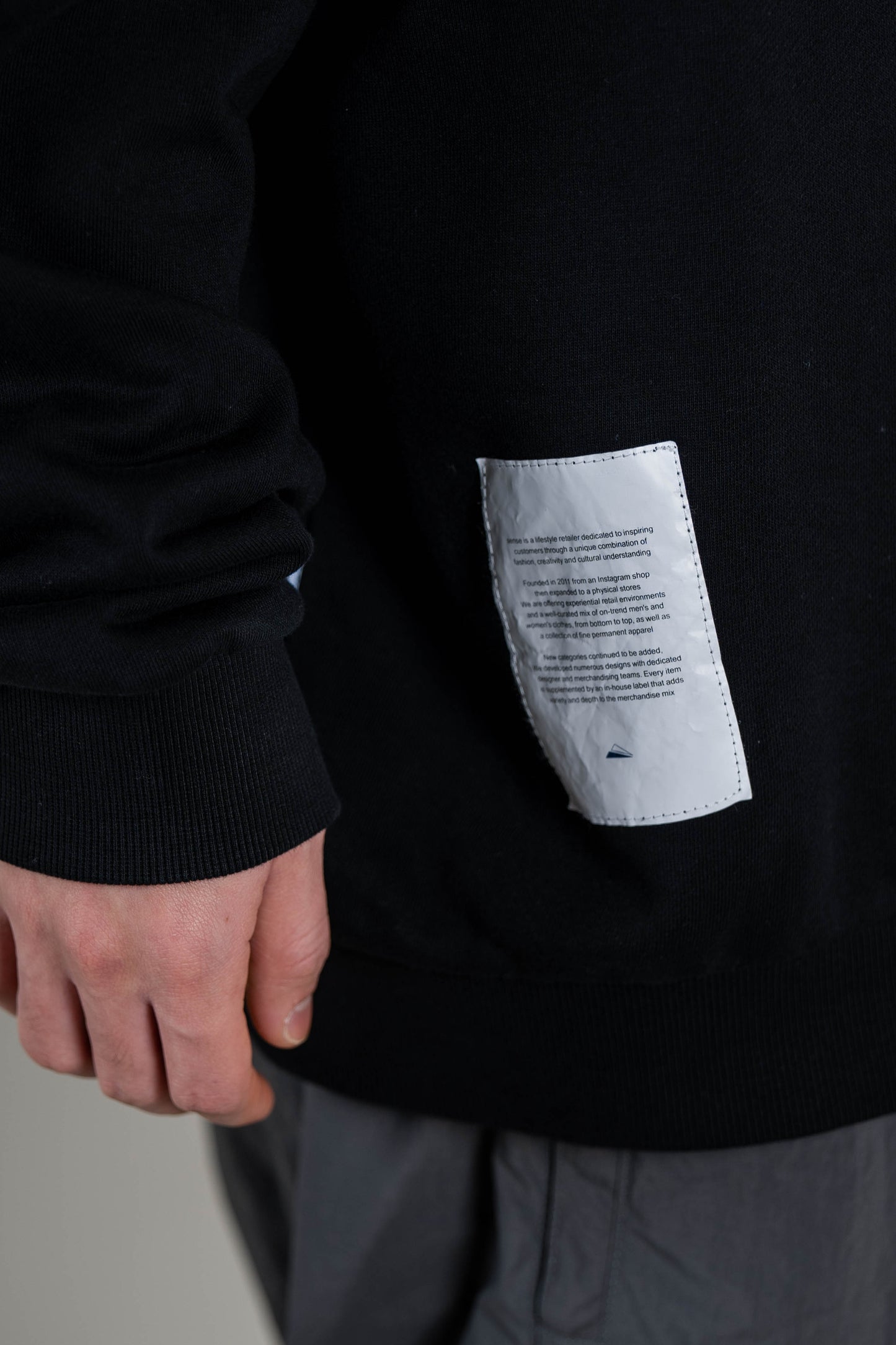 
                  
                    Embroidery Crew Neck Black【M22-52BK】
                  
                